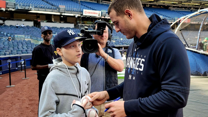 Anthony Rizzo talks with a young fan at Yankee Stadium.