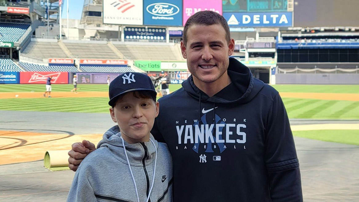 Anthony Rizzo and a young fan at Yankee Stadium.