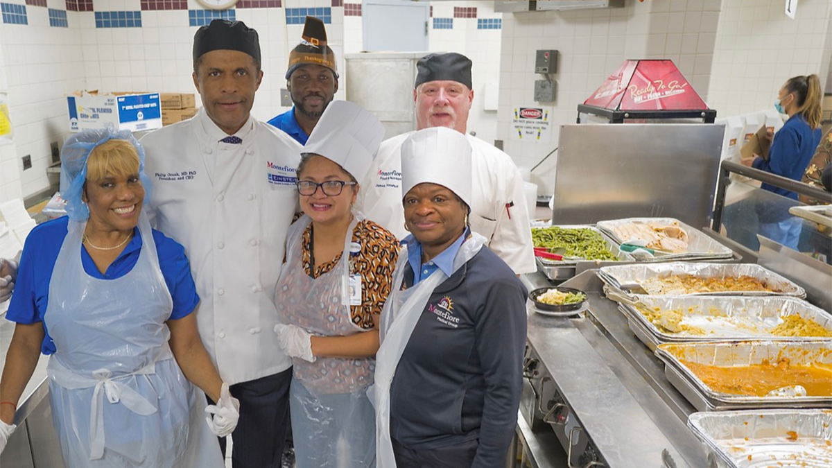 It’s Thanksgiving time at Montefiore Einstein! Philip O. Ozuah, MD, PhD, President and CEO, Montefiore Einstein, and Yaron Tomer, MD, Dean, Albert Einstein College of Medicine, served delicious holiday meals with our incredible Nutrition team at the Moses Campus and Albert Einstein College of Medicine.