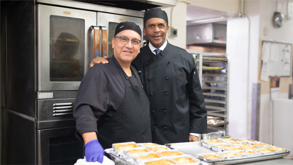 Philip O. Ozuah, MD, PhD, President and CEO, Montefiore Einstein, and Yaron Tomer, MD, Dean, Albert Einstein College of Medicine, served delicious holiday meals with our incredible Nutrition team at the Moses Campus and Albert Einstein College of Medicine. 
