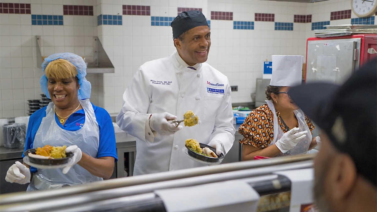 Philip O. Ozuah, MD, PhD, President and CEO, Montefiore Einstein, and Yaron Tomer, MD, Dean, Albert Einstein College of Medicine, served delicious holiday meals with our incredible Nutrition team at the Moses Campus and Albert Einstein College of Medicine.