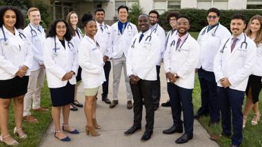 Group of Einstein’s MD Class of 2026 standing outdoors